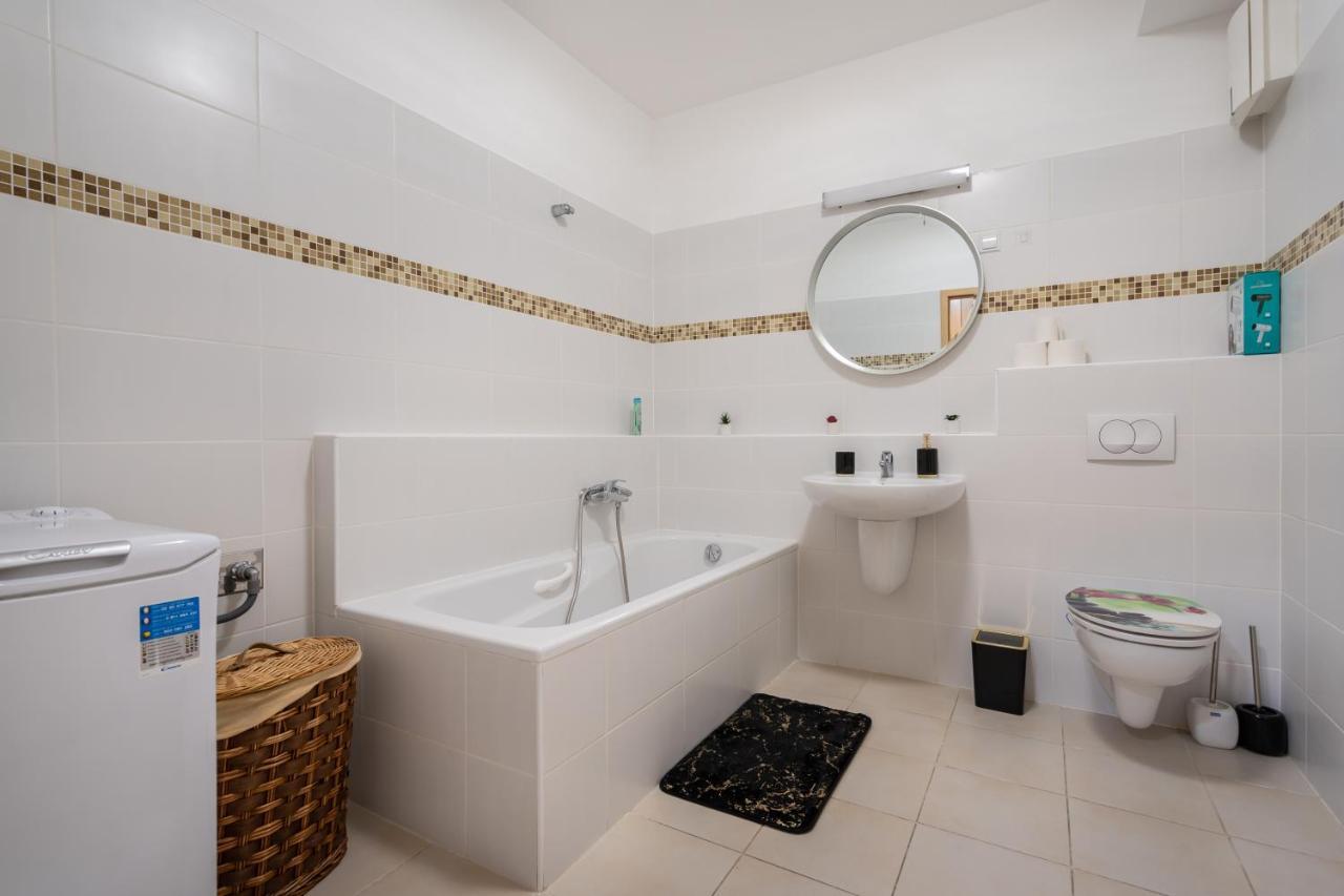 Penthouse Three Bedrooms, Three Balconies Apartment With Free Parking In Kiraly Street Budapest Exterior photo