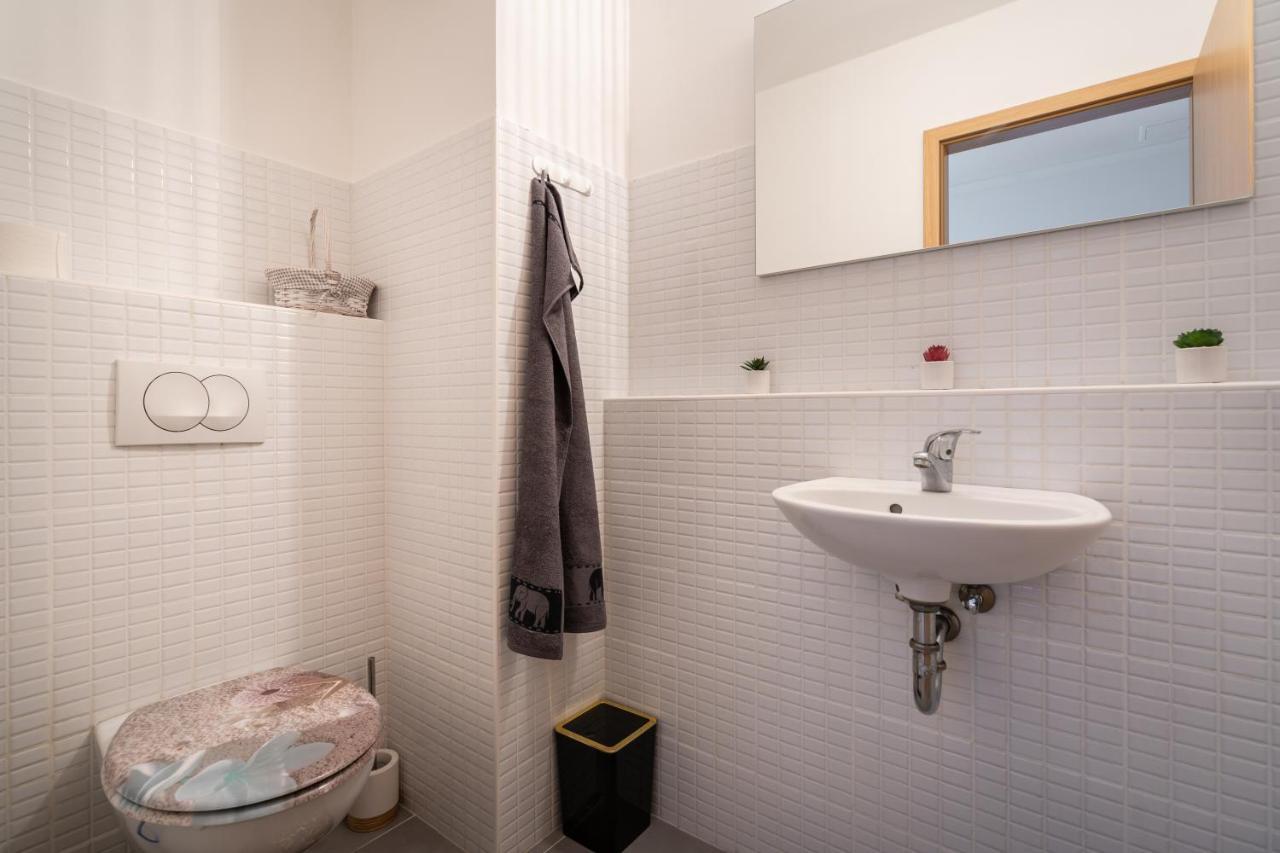 Penthouse Three Bedrooms, Three Balconies Apartment With Free Parking In Kiraly Street Budapest Exterior photo
