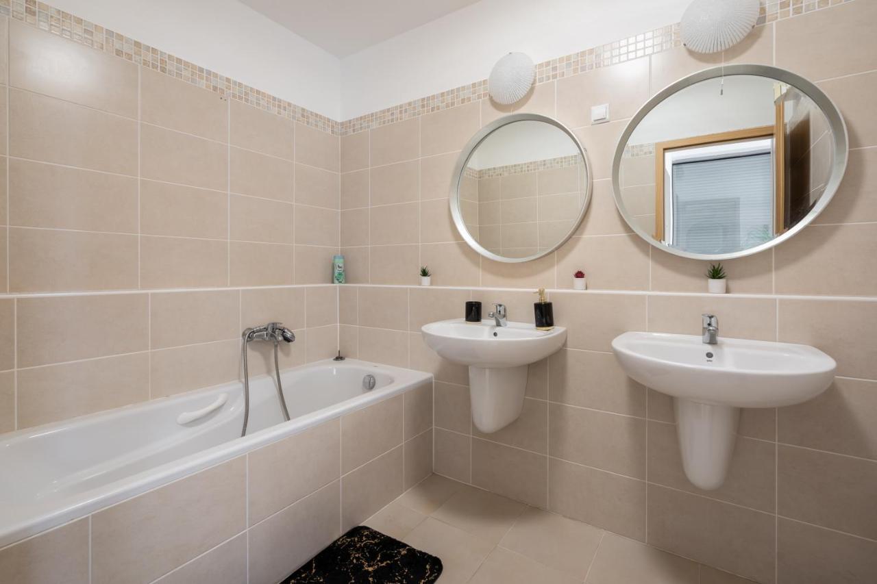 Penthouse Three Bedrooms, Three Balconies Apartment With Free Parking In Kiraly Street Budapest Exterior photo