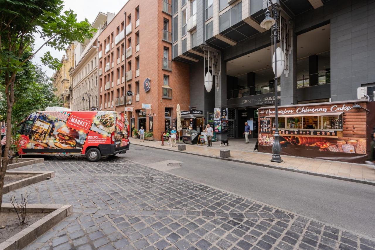 Penthouse Three Bedrooms, Three Balconies Apartment With Free Parking In Kiraly Street Budapest Exterior photo